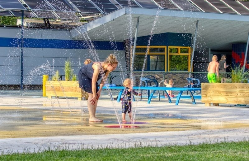 Zwembad met waterspeeltuin